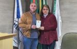Servidora municipal Cristina Macke é homenageada por mais de 40 anos de serviço público 